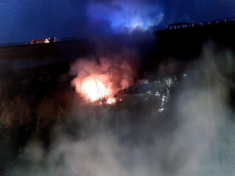 Kranwagen stürzt von Autobahnbrücke und brennt. (Bild 1)